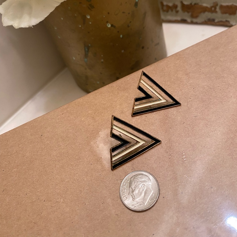 Triangle black & white studs